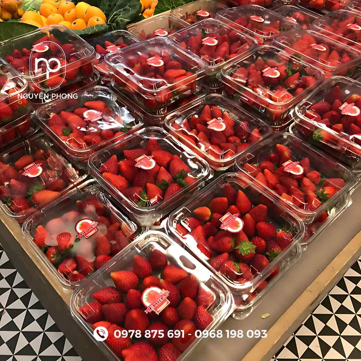 Mẫu tem dán dâu tây trong siêu thị